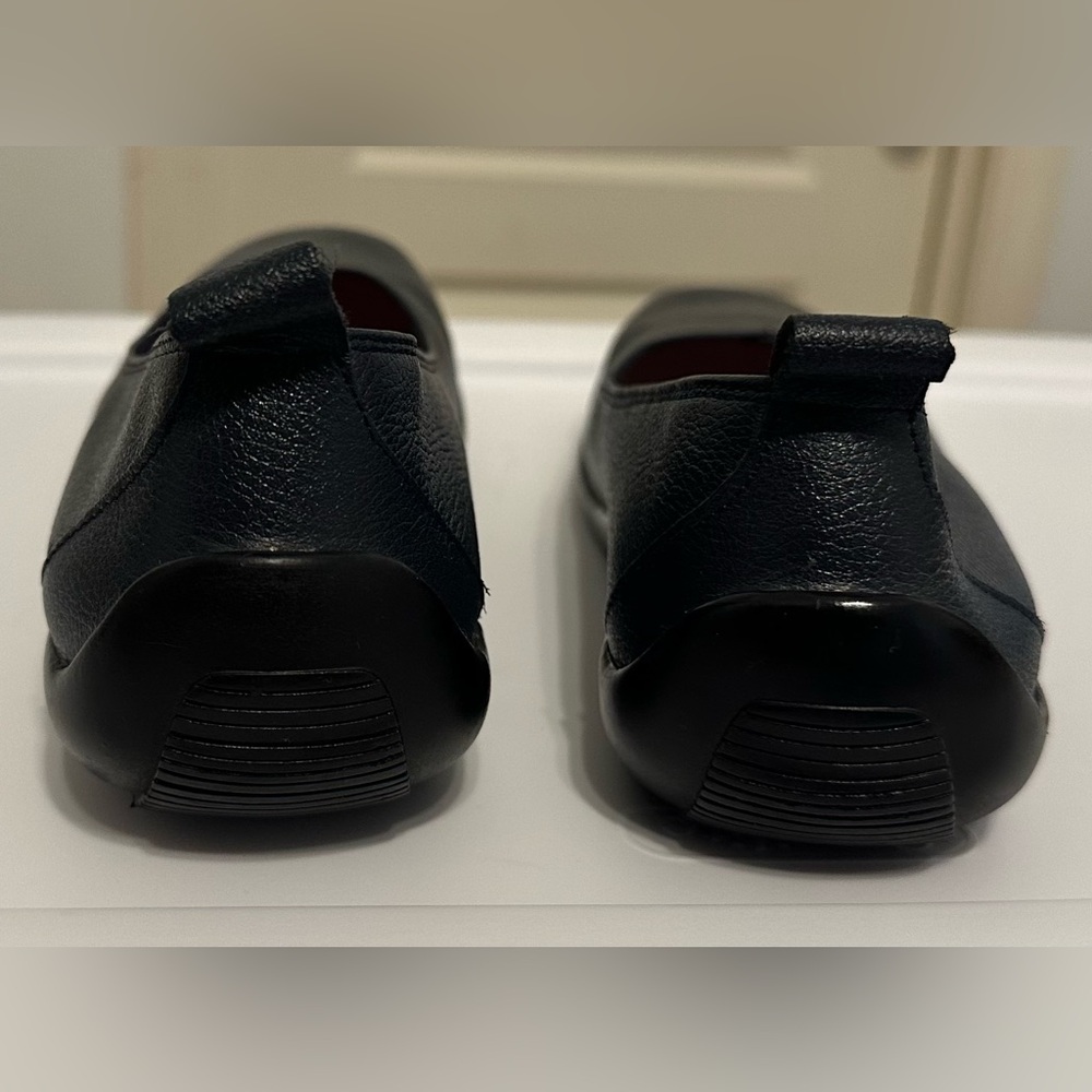 Navy flat women’s shoes.